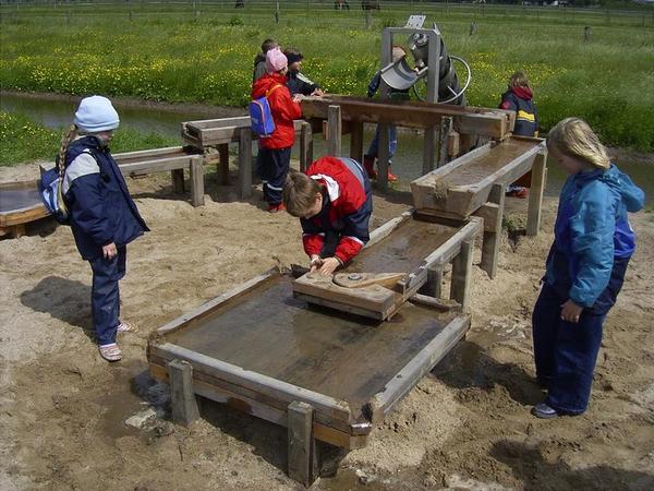 Bild vergr&ouml;&szlig;ern: Au&szlig;engel&auml;nde des Elbmarschenhauses mit spielenden Kindern.