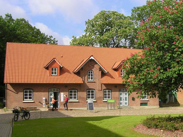 Bild vergr&ouml;&szlig;ern: Das Elbmarschenhaus bei Sonnenschein von au&szlig;en.