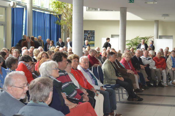 Bild vergr&ouml;&szlig;ern: Besucher der Veranstaltung sitzen nebeneinander.