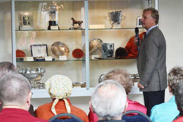 Bild vergr&ouml;&szlig;ern: Verschiedene Reitvereine bieten ein abwechslungsreiches Programm in der Fritz-Thiedemann-Halle.In einer Vitrine werden Ausstellungsst&uuml;cke kommentiert.