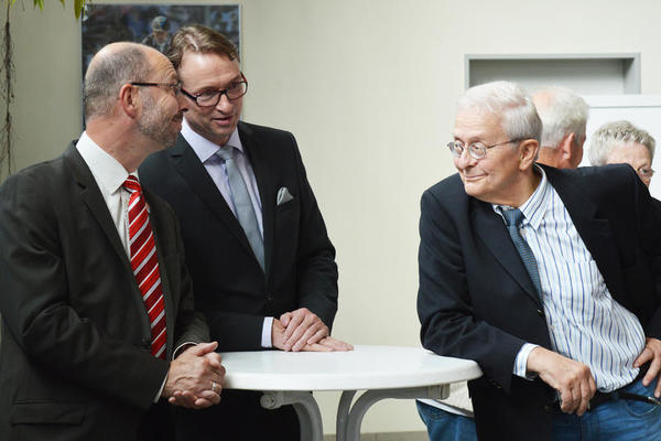 Bild vergr&ouml;&szlig;ern: Verschiedene Reitvereine bieten ein abwechslungsreiches Programm in der Fritz-Thiedemann-Halle.Besucher stehen an einem Tisch.