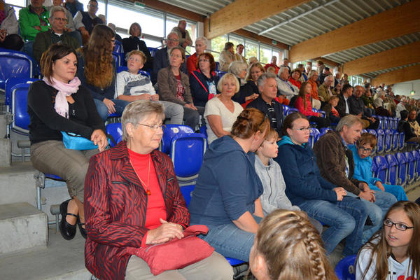 Bild vergr&ouml;&szlig;ern: Verschiedene Reitvereine bieten ein abwechslungsreiches Programm in der Fritz-Thiedemann-Halle. Besucher der Veranstaltung sitzen hintereinander.