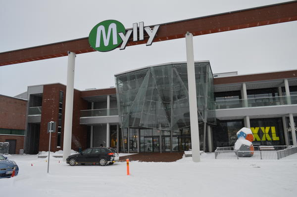 Das Einkaufszentrum "Mylly" in Raiso. Es ist Winter.