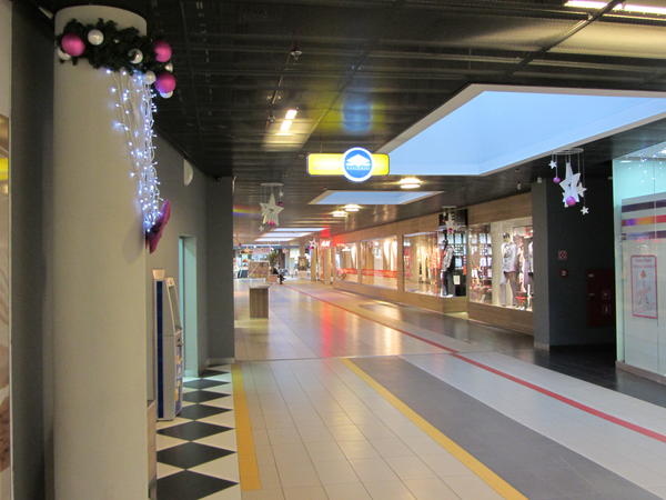 Weihnachtliche Dekoration in dem modernen Einkaufszentrum.