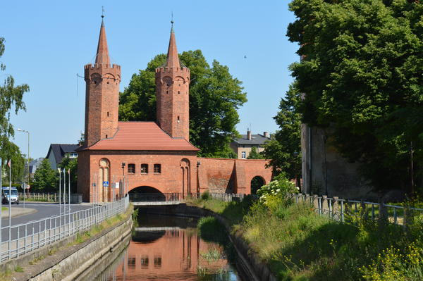 Das historische Tor wurde um die Mitte des 15. Jahrhunderts aus Backstein errichtet. Es hat zwei Türme.