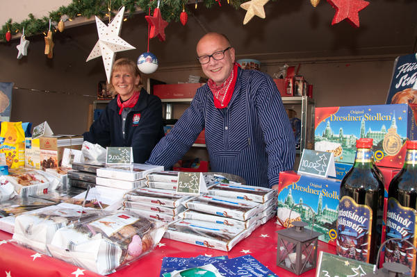 Bild vergr&ouml;&szlig;ern: Anke Laedtke und Anders Petersen am Elmshorn - Stand.