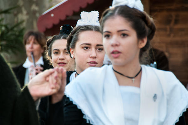 Bild vergr&ouml;&szlig;ern: Eine Tarasconer Trachtengruppe, die mit traditionellen Tanzdarbietungen auf  dem Weihnachtsmarkt begeisterte.