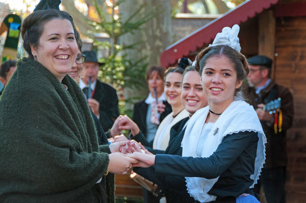 Bild vergr&ouml;&szlig;ern: Eine Tarasconer Trachtengruppe, die mit traditionellen Tanzdarbietungen auf  dem Weihnachtsmarkt begeisterte.