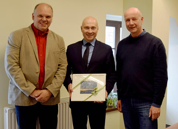 Peter Jepsen (links, Städepartnerschaftsbeauftragter) und Anders Petersen gratulierten Rafal Zajac (Mitte).