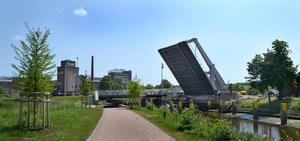 Bild vergr&ouml;&szlig;ern: Die ge&ouml;ffnete K&auml;pten J&uuml;rs Br&uuml;cke in Elmshorn, an einem sonnigen Tag.