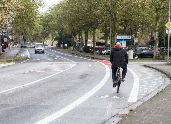 Der neue Radfahrstreifen auf dem Wedenkamp soll besonders komfortables Radfahren in Richtung Buttermarkt ermöglichen: Es gibt keine Bordsteinabsenkungen und ausreichend Platz.