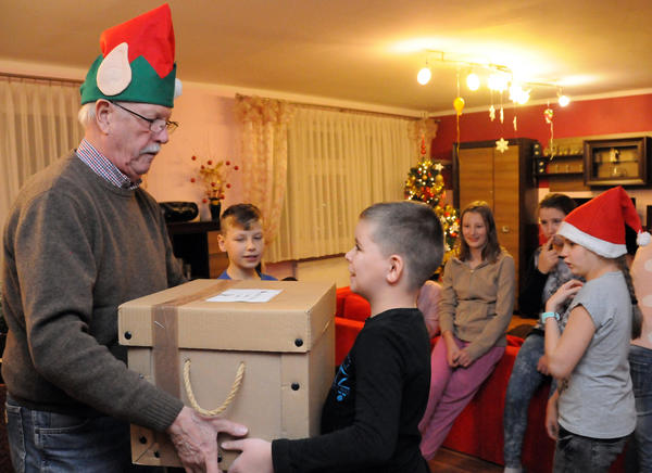 Karl Klapcia überreichte den Kindern ihre Geschenke.