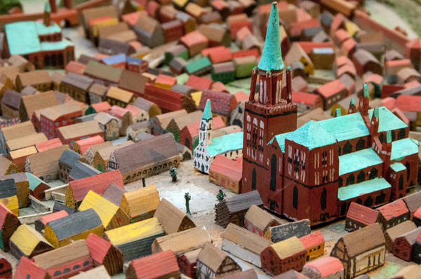 Das Stadtmodell zeigt bunte Dächer Nachstellungen und eine Kirche.