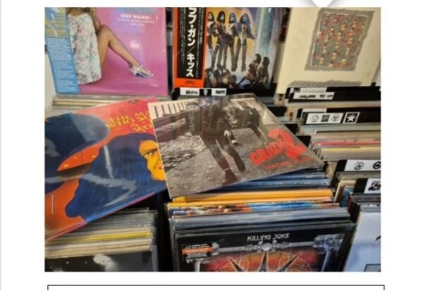 Ganz viele verschiedene Schallplatten in mehreren Kisten.