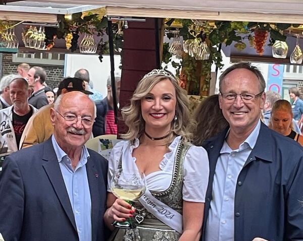 Bild vergr&ouml;&szlig;ern: Zu sehen sind von links Tarascons B&uuml;rgermeister Lucien Limousin mit Elmshorns neuer Weink&ouml;nigin Preu&szlig; und Elmshorns Oberb&uuml;rgermeister Volker Hatje.