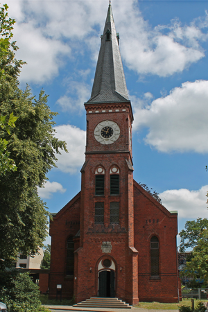 Bild vergr&ouml;&szlig;ern: Vorderansicht der Stiftskirche Elmshorn an einem Sommertag mit teilweise bew&ouml;lktem Himmel.