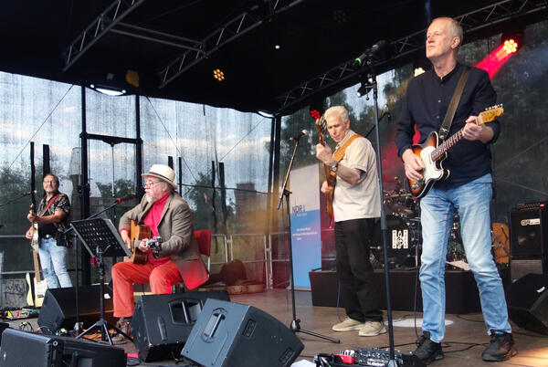 Bild vergr&ouml;&szlig;ern: Die Charly Schreckschuss Band auf der B&uuml;hne