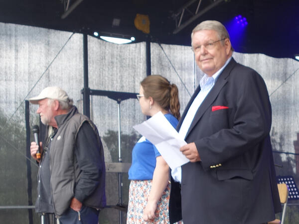 Bild vergr&ouml;&szlig;ern: Elmshorns Ehrenb&uuml;rger und Festival op Platt-Unterst&uuml;tzer Professor Dr. Klaus Pannen auf der B&uuml;hne des Festival op Platt