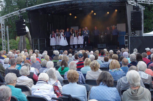 Bild vergr&ouml;&szlig;ern: Festival op Platt 2024 Finkwarder Speeldeel und Publikum