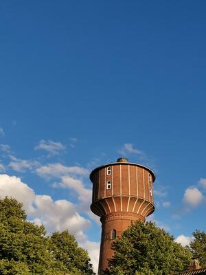 Der Elmshorner Wasserturm vor blauem Himmel.