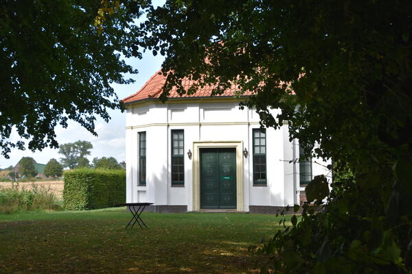 Das Teehaus auf dem historischen Gut Seestermühe ist ein kleines, rundes, weißesGebäude mit einem rotem Dach. Es liegt im Gutsgarten.