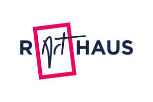 Bild vergr&ouml;&szlig;ern: Logo-Abbildung, welche das Kunstwort R-Art-Haus enth&auml;lt, wohinter sich eine Kombination aus den Worten Rathaus und das grafisch in einen Rahmen gefasste Wort Art, die englische Bezeichnung f&uuml;r Kunst, verbirgt.