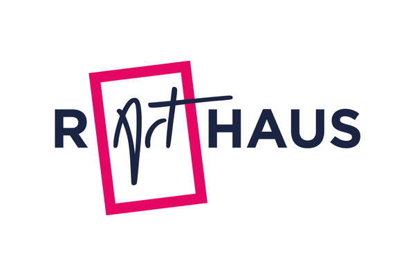 Logo-Abbildung, welche das Kunstwort R-Art-Haus enth&auml;lt, wohinter sich eine Kombination aus den Worten Rathaus und das grafisch in einen Rahmen gefasste Wort Art, die englische Bezeichnung f&uuml;r Kunst, verbirgt.