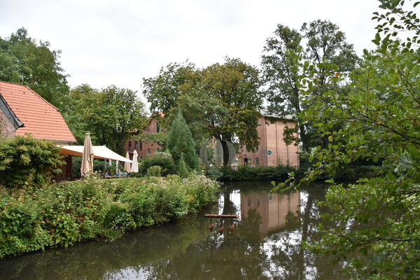 Bild vergr&ouml;&szlig;ern: Ein Blick &uuml;ber den Burggraben zum Schlossgef&auml;ngnis, welches sich im Wasser spiegelt..