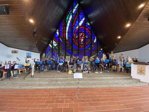 Bild vergr&ouml;&szlig;ern: Bl&auml;serensemble in einer Kirche.