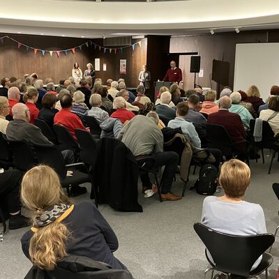 &Uuml;ber 100 Frauen und M&auml;nner sitzen auf St&uuml;hlen im Kollegiumssaal des Rathauses Elmshorn.