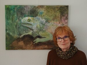 Bild vergr&ouml;&szlig;ern: Die K&uuml;nstlerin Dorothee Schwarz mit ihrem Werk &raquo;Cham&auml;leon&laquo;.