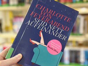Bild vergr&ouml;&szlig;ern: Abbildung des Romans Seid nett aufeinander von der Autorin Charlotte von Feyerabend.