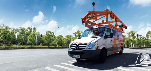 Bild vergr&ouml;&szlig;ern: Ein Fahrzeug mit technischer Ausr&uuml;stung steht auf einer asphaltierten Fl&auml;che.