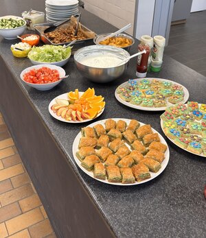 Bild vergr&ouml;&szlig;ern: Ein Buffet mit bunten Speisen.