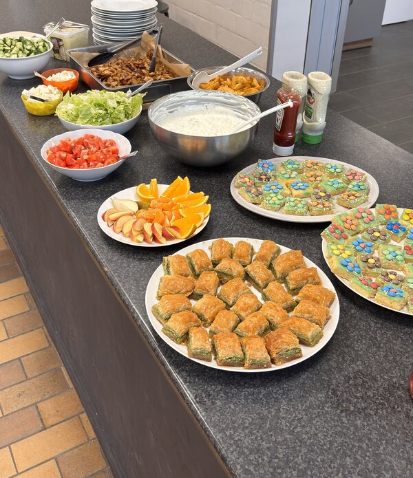 Bild vergr&ouml;&szlig;ern: Ein Buffet mit bunten Speisen.