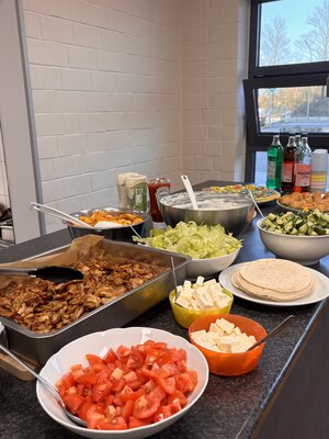 Bild vergr&ouml;&szlig;ern: Ein Buffet mit bunten Speisen.