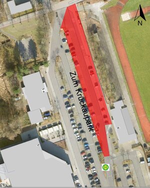 Bild vergr&ouml;&szlig;ern: Satelittenansicht des Parkplatzes Zum Kr&uuml;ckaupark mit rot markiertem Bereich, der gesperrt wird.