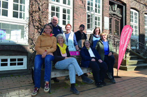 Bild vergr&ouml;&szlig;ern: Gruppenfoto mit acht Leuten auf der Begegnungsbank.