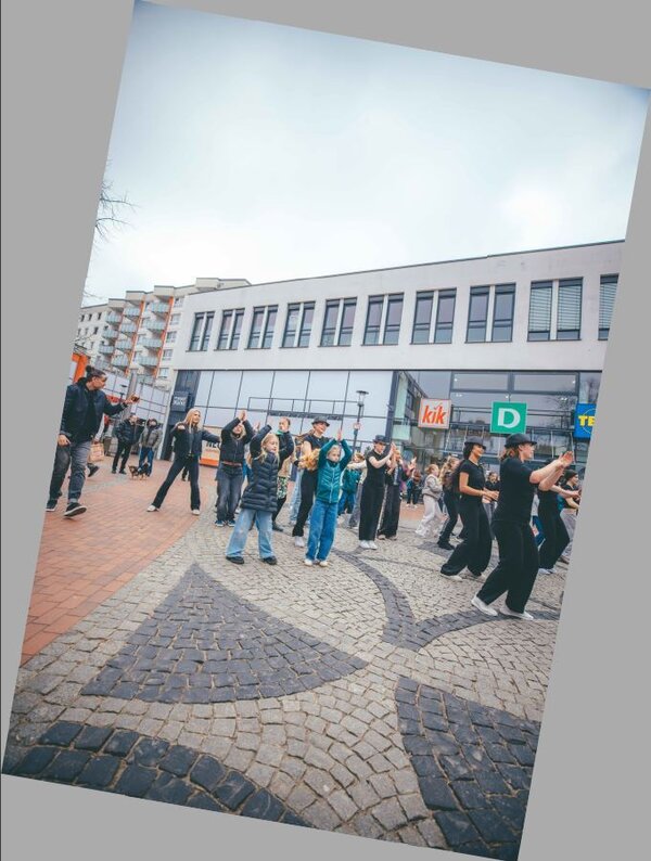 Bild vergr&ouml;&szlig;ern: Tanzende auf dem Alten Markt