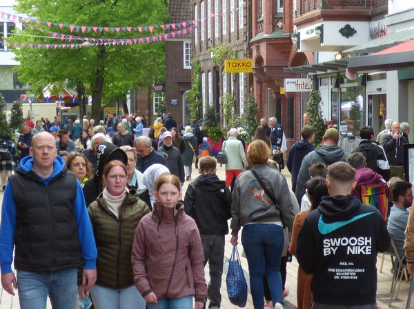 Viele Menschen gehen durch die Haupteinkaufsstra&szlig;e der Elmshorner Innenstadt.