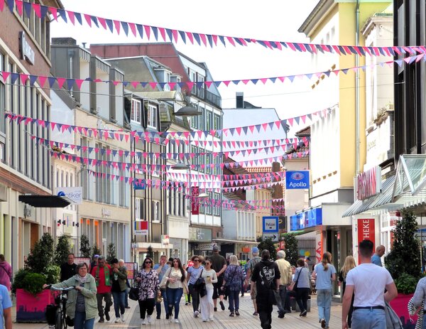 Zahlreiche Besucherinnen und Besucher zum Shopping Sonntag in der Elmshorner K&ouml;nigstra&szlig;e.