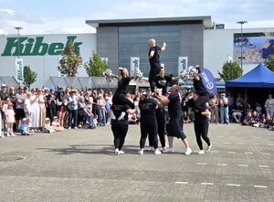 Bild vergr&ouml;&szlig;ern: Cheerleader bei ihrer Showeinlage auf dem Parkplatz vor Teppich Kibek.