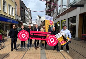 Bild vergr&ouml;&szlig;ern: Auf dem Foto zu sehen sind von liks nach rechts: Stefan Rabe (Modehaus Ramelow), Johannes P&ouml;hle (Kibek), Olaf Seiler (Sparkasse Elmshorn), Ralf Hots-Thomas (Stadtmarketing Elmshorn), Daniela Nagel (Stadtmarketing Elmshorn), J&uuml;rgen Schumann (Verkehrs- und B&uuml;rgerverein), Dennis Borchert (Verkehrs- und B&uuml;rgerverein).