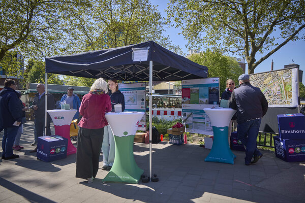 Frauen und M&auml;nner am Infostand zum Tag der St&auml;dtebauf&ouml;rderung 2026.