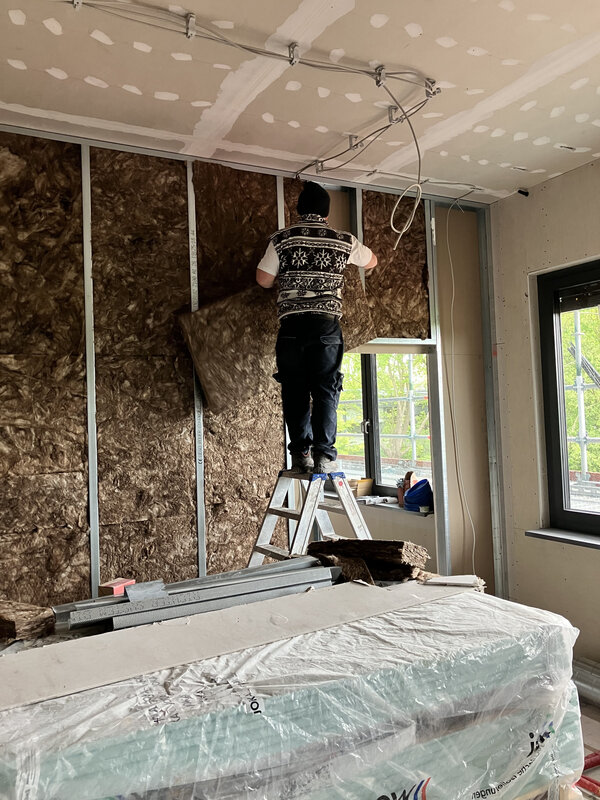 Bild vergr&ouml;&szlig;ern: Die D&auml;mmung tr&auml;gt dazu bei, dass der Modulbau sogar die Anforderungen des Passivhausstandards erf&uuml;llt.