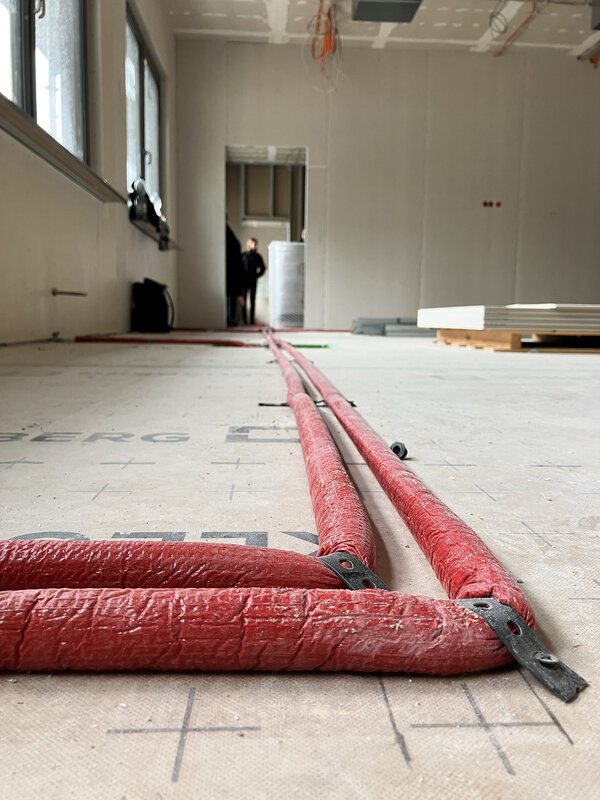 Bild vergr&ouml;&szlig;ern: Die Leitungen im Erweiterungsbau der EBS sind schon verlegt.