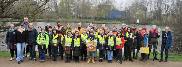 Bild vergr&ouml;&szlig;ern: Sch&uuml;lerinnen und Sch&uuml;ler mit Erwachsenen vor dem See im Elmshorner Steindammpark.
