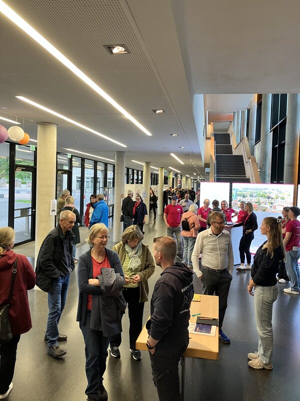 Bild vergr&ouml;&szlig;ern: Blick ins Foyer der KGSE mit vielen kleinen sich unterhaltenden Gr&uuml;ppchen.