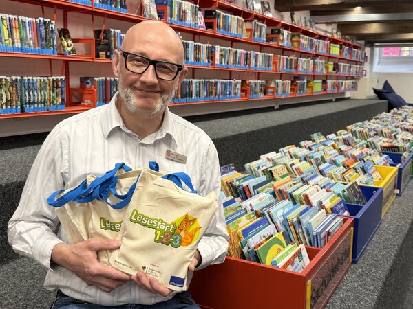 B&uuml;chereileiter Arne Tiedemann in der Kinderb&uuml;cherei 
