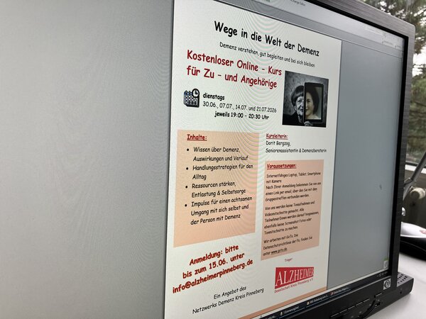 Auf einem Computermonitor ist das Plakat zum Online-Kurs zu sehen.